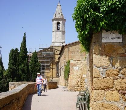 Pagina 18 PELGRIMEREN Vaut le détour: Pienza door Luc Gregoir Centraal in de Val d Orcia aan de voet van de Monte Amiata ligt een stadje, Pienza Vaut le détour (het omlopen, omrijden waard) zouden ze