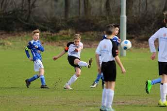 Met een splijtende pass bracht grote Finn Max in stelling. Hij scoorde koelbloedig 1-1. Helaas scoorde HVCH net voor rust 2-1. De coaches waren uitermate tevreden over het vertoonde spel.