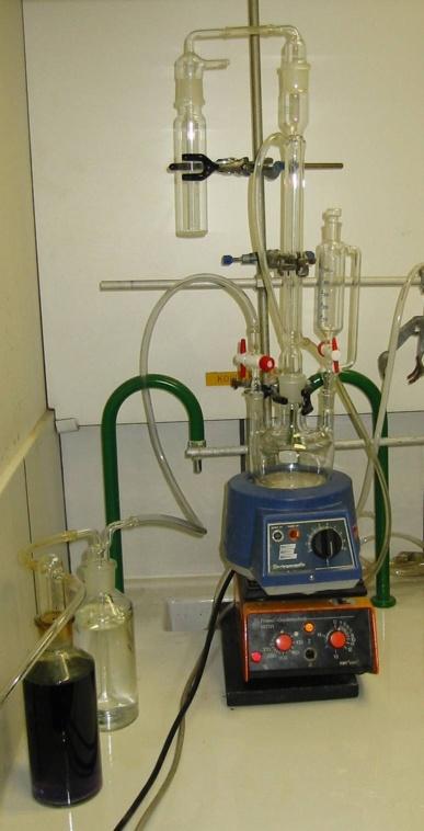 6 APPARATUUR EN MATERIAAL 6.1 Analytische balans (0,1 mg) 6.2 Destillatieopstelling(figuur 1): absorptievat kan vervangen worden door een gaswasfles 6.3 Sulfide ion-selectieve elektrode 6.