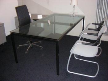 FANTONI BN - hardglazen tafel Blad in helder glas / metalen poten zwart gelakt Afm: