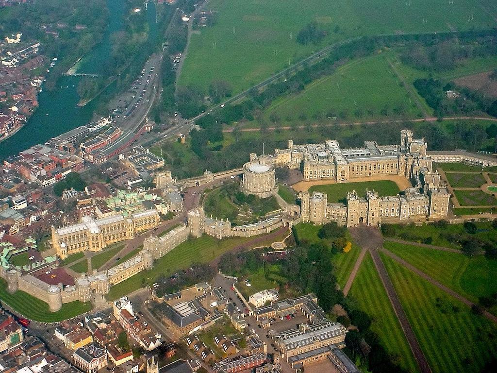 De koning en koningin bleven in Buckingham Palace tijdens de oorlog, maar 's nachts verbleven ze in Windsor Castle om de