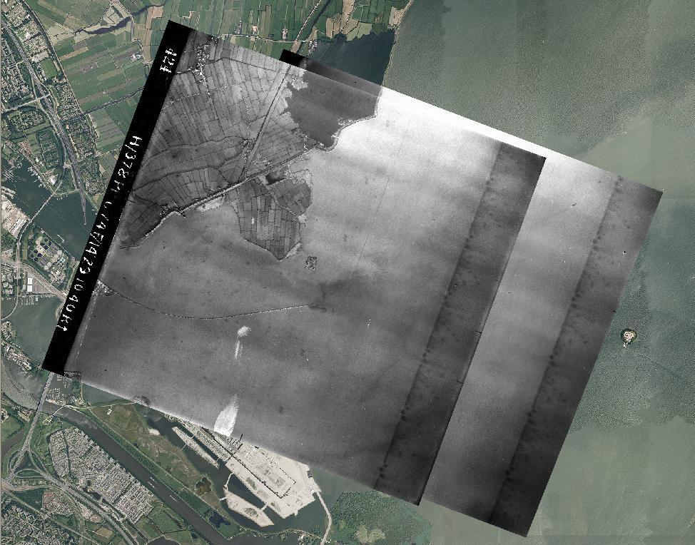 Datum opname: 29 oktober 1940 Locatie: omgeving Durgerdam en Kinselmeer Beeldkwaliteit: goed Analyse: Er zijn enkele bodemverstoringen waargenomen in het dijktracé ter hoogte van de plaats Durgerdam.