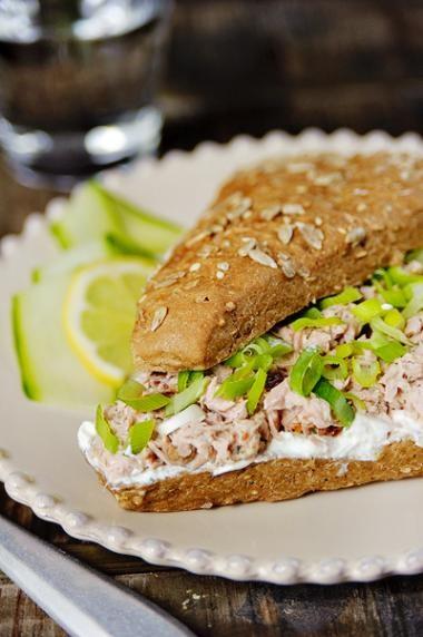 Dag 3: lunch overheerlijke tonijn salade 1 blikje tonijn (in water ) takje bleekselderij 1/3 komkommer 1 theelepel mayonaise 2 theelepels peterselie blaadjes sla snuifje zout snuifje kaneel 4 grote