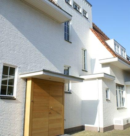 Kenmerken Woonoppervlak Perceeloppervlak Bouwjaar Inhoud ca. 312 m 2 ca. 893 m 2 1937 ca. 1.400 m 3 De keuken, badkamers, toiletten en bijkeuken zijn in 2007 compleet vernieuwd.