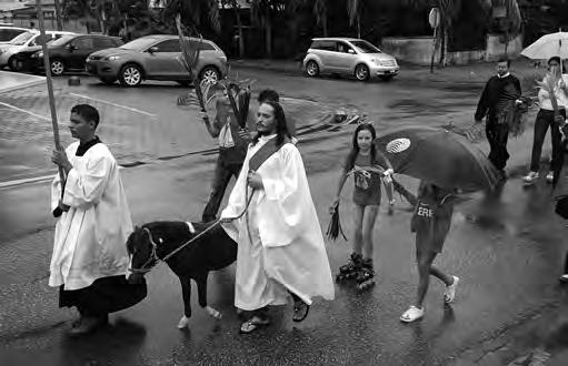 Toch weerhield dit de mensen niet om mee te doen aan deze processie voor Domingo de ramos (lees: hamos) oftewel Palmzondag.