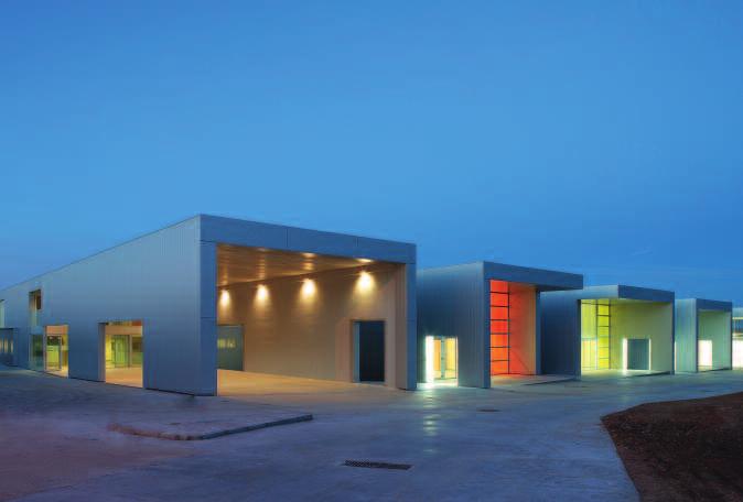 Links : Multipurpose Business Centre, Morales del Vino, Zamora, Spanje Architect : Delapuerta & Asensio Product : Multiple Panel Façade, type 200F MAXIMALE OVERSPANNINGEN Drager-overspanning (B) Voor