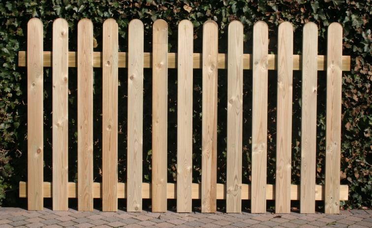 LAGE HOUTEN HEKKEN 14 DECORHEKKEN EIGEN PRODUCTIE Uit planken van 22 x 95 mm. Met afgeronde kop Lengte standaardpaneel 2,08 m Prijs per paneel Hoogte Artikel V.E. Prijs 0,60 m H211 1 36,00 0,80 m