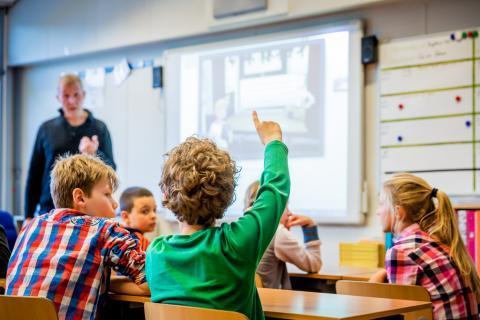 We moeten talenten en mogelijkheden van iedereen gebruiken. We zijn verplicht om iedereen te betrekken in de samenleving. Mensen die echt niet kunnen werken, verdienen een vangnet; een uitkering.