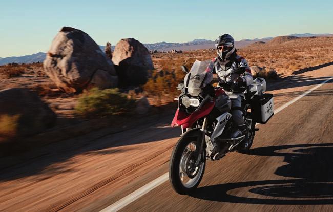 OVERZICHT. De BMW R 1200 GS. De reis-enduro. De ultieme uitdaging voor BMW Motorrad, want het is geen gemakkelijke opgave om de mythe in zijn meest moderne en beste vorm te bouwen.