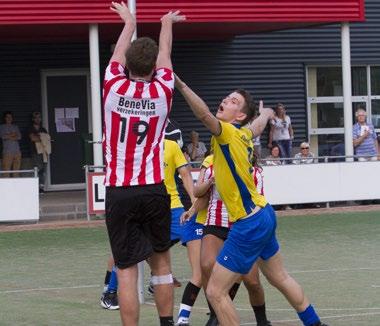 Jaargang 53 Nummer 06 18-10-2015 BEZIG ZIJN MET KORFBAL! Bezig zijn met korfbal! Vorige week terdag, samen met Joep en Marian als bestuursleden een dagje Papendal gehad.