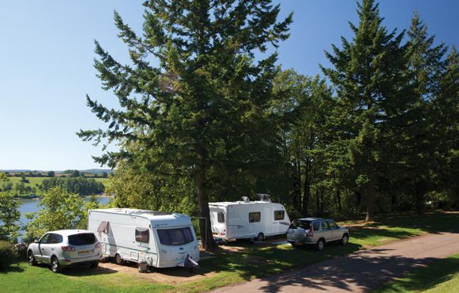 GEWOON CAMPE- REN «groot comfort» van een gemiddelde oppervlakte van 110 m2, zijn aangelegd als terrassen en hebben vrij uitzicht op het meer of op de stadswallen van Langres.