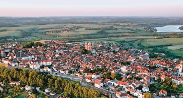 LANGRES EN ZIJN OMGE- VING De vestingstad Langres, de geboorteplaats van Denis Diderot, bewaart een opmerkelijk erfgoed.