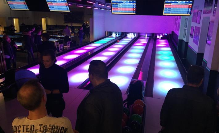 De mobiele bowlingbaan Techniek Vaak wordt er in de Family Entertainment centra ook bowlen aangeboden. Je kunt nu ook mobiele bowlingbanen laten neerleggen.