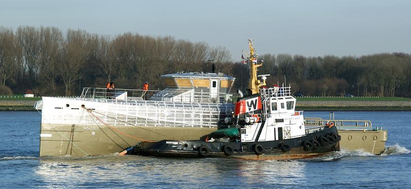 DAMEN YN 545103, Damen Fast Crew Supplier, casco gebouwd te Polen, 17-1-2016 van Cuxhaven, 18-1- 2016 als YN 545103 (Kedzierzyn-Koźle) gearriveerd te Dordrecht met de sleepboot TAUCHER O WULF 8