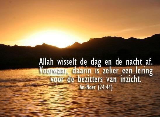 Kind die met vader Koran reciteert video Het verstand en de kennis in de Koran Doel: Voorbeelden geven van het feit dat de Koran belang hecht aan het gebruiken van het verstand.