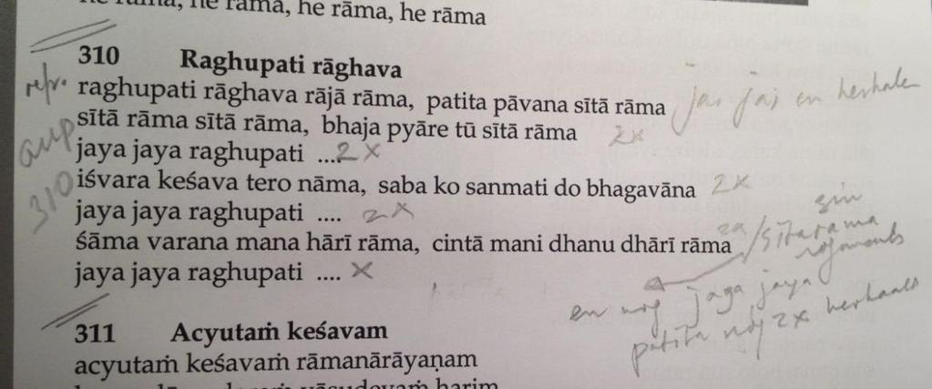Dan wil een man vooraan lied 302 gezongen hebben, Ayodhyavasi Rama, en begint. Tijdens zijn langzame eerste twee zinnen zoekt de harmoniumspeler de toonhoogte waarop de man zingt.