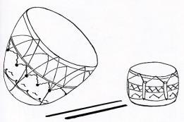 De beide uiteinden van de drum, voorzien van een vel, worden bij elkaar gehouden met koorden. Beide zijden kunnen worden bespeeld, maar niet gelijktijdig.