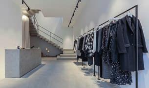 Het winkelpand gelegen te nummer 44 heeft een verkoopsoppervlakte van 60 m² op het gelijkvloers en wordt verhuurd aan Diane von Furstenberg.