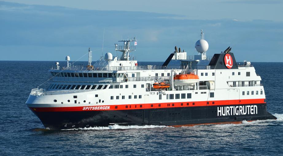 SPITSBERGEN, 9434060, De SPITSBERGEN (2009-ATLANTIDA, 2015-NORWAY EXPLORER, 2016- SPITSBERGEN), 7344 GT, 243 passagiers, het nieuwste schip van de Hurtigruten, is op 6 juli 2016 door Cecilie Skog,
