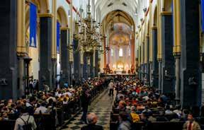 00 uur Eucharistieviering Hoofdcelebrant: Mgr. De Jong Verzorgingstehuis Larissa 16.00-17.00 uur Biechtgelegenheid 17.00 uur Bidden bij de Noodkist, Vespers gezongen door de Monniken van Mamelis 19.