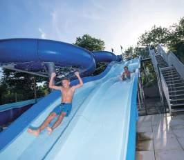 pétanque une piscine une pataugeoire un toboggan aquatique multipistes Het Kinderparadijs, Om te spelen en nieuwe vriendjes te maken.