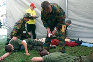 First Aid Competition on the field La Compétition De Competitie Je participe encore une fois comme senior judge à cette compétition; cette année juste avant le départ de l épreuve, et c était très