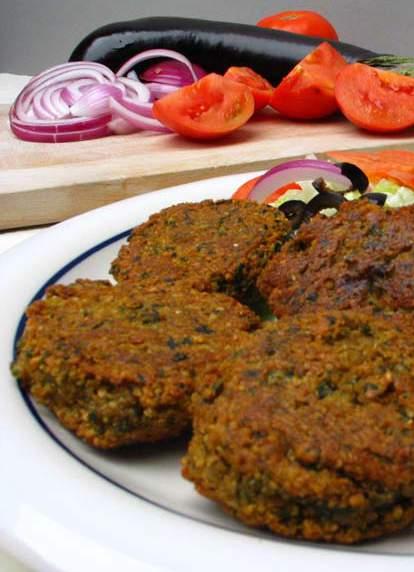 FALAFEL MET HENNEP veganistisch, glutenvrij Van ongeveer dezelfde basis als pannenkoeken maak je falafelballetjes. Dit gerecht uit het Midden-Oosten wordt traditioneel van kikkererwten gemaakt.