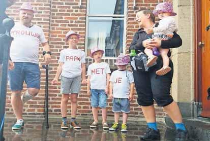 Woensdag 26 juli 2017 MOOK/BREDEVOORT Opmerkelijk huwelijksaanzoek tijdens Vierdaagse Karin had geen last van blaren, alsof ze op een wolk verder liep ZORGERS WERKEN SAMEN 11 Jochem Meulebeek (links)