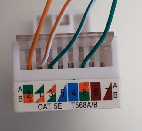 7 4.Kabelvolgorde oranje/groene kabels in de netwerkkabeladapter Sluit de bel altijd eerst aan op de internetrouter met een netwerkkabel. Gebruik hiervoor de netwerkkabeladapter.