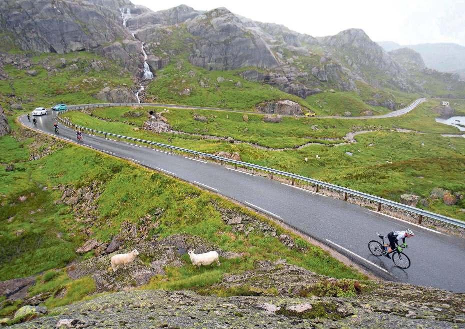 VRIJ FIETSSPECIAL 43 Ultieme uitdaging Een fietstocht door de bergen van Noorwegen klinkt als een enorme uitdaging.