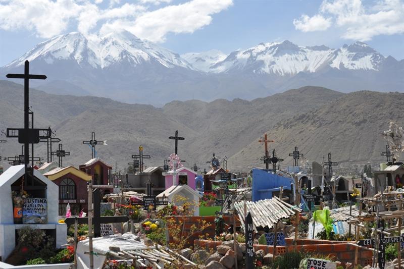 Dag 5: Nazca - Arequipa (nachtbus) Sinds de ontdekking hebben de Nazcalijnen fantastische verhalen geïnspireerd: het zou een landingsbaan voor de terugkeer van buitenaardse wezens zijn of een hemelse