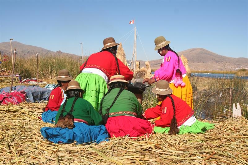 Het straatbeeld van La Paz wordt bepaald door een mengeling van Europees geklede zakenlui en µcholitas de zo kenmerkende Boliviaanse vrouwen met hun fraai geborduurde plooirokken (zogenaamde