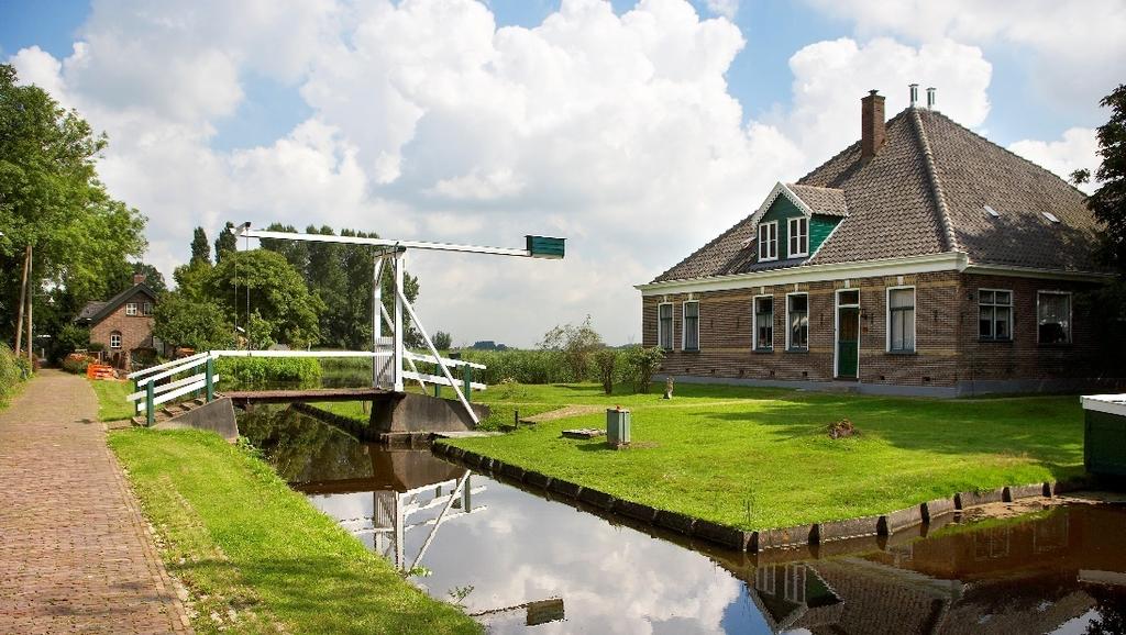 4.3. Stolpboerderijen In de gemeente Waterland komen veel stolpboerderijen voor. De stolp is een piramidevormige boerderijtype die specifiek voorkomt in Noord-Holland vanaf de 16 e eeuw.