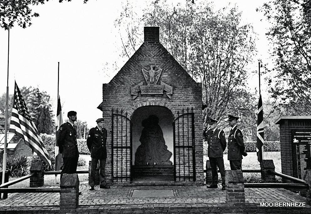 4 mei NATIONALE DODENHERDENKING Op 4 mei worden de mensen herdacht die zijn omgekomen of vermoord tijdens de Tweede Wereldoorlog en daarna tijdens oorlogssituaties of vredesoperaties.