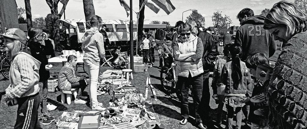 Hier kunnen de basisschoolkinderen tegen aantrekkelijke prijzen diverse spulletjes verkopen.