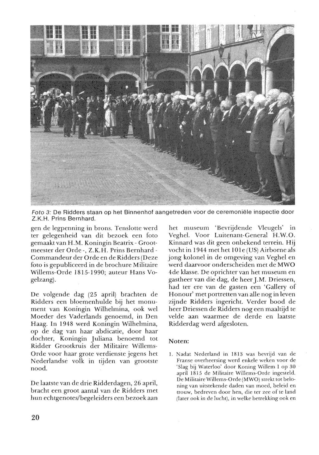 Foto 3: De Ridders staan op het Binnenhof a Z.K.H. Prins Bernhard, gen de legpenning in brons. Tenslotte werd ter gelegenheid van dit bezoek een foto gemaakt van H.M.