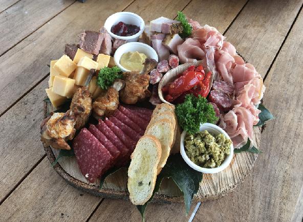 KOUDE HAPJES DEZE HAPJES ZIJN VOLGENS HET AANBOD EN CREATIVITEIT VAN DE CHEF Langwerpig aperitiefbord met 5 verzorgde hapjes 8,00 / bord Tappas plank met specialiteiten van het huis(+/- 6-8 pers.