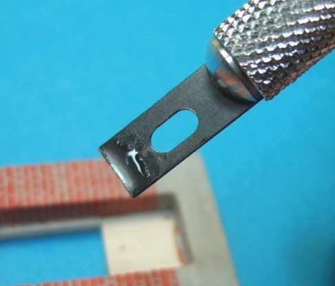 Placer une goutte de colle cyanoacrylate sur une lame retangulaire (astuce : placer une lame de couteau quelconque à l envers dans le manche) et poser la lame sur l