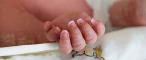 com ZIEKTEGESCHIEDENIS (Familie)anamnese Een prematuur geboren meisje (amenorroeduur 35 + 6 weken) van Noord-Afrikaanse Sinti-afkomst werd geboren met een dikke, witte huidlaag op met name de