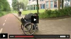 Vóór het gebouw Geen obstakels bij oprit rolstoeler en scootmobielen Parkeerruimte(min.2,5 m br.