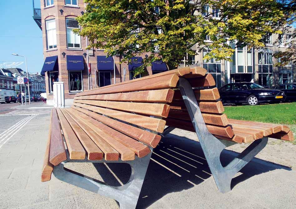 In stadsdeel Amsterdam Nieuw-West leverde en plaatste Erdi deze fraaie zeskantige boombank. Tevens werden in dit project ook een aantal picknick sets geleverd en geplaatst.