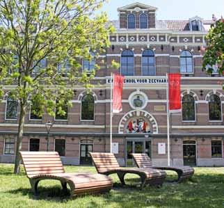 In de vernieuwde wijk Oostpoort in Amsterdam Oost plaatste Erdi twee fraaie Canapé Retro boombanken.