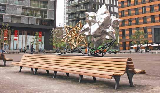 Deze banken werden speciaal geplaatst voor ARTZUID, een internationale sculpturenroute. Op het Gershwinplein staat het beeld Inflated Star and Wooden Star van Frank Stella. Afvalbak Robusto.
