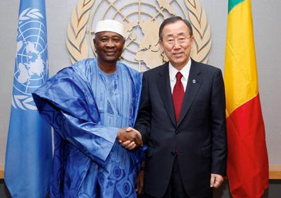 De Malinese president Amadou Toumani Touré (ATT) ontmoet in 2010 VN-secretaris Ban Ki-moon.