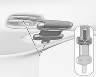 Verwijder de onderste slotplaat uit de houder en klik deze in de linkergesp (1) van de middelste stoel.