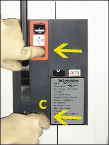 Vérifier ressort désarmé 1) SF6 niveau controleren 2a) De vermogensschakelaar openen door op de drukknop O te drukken.