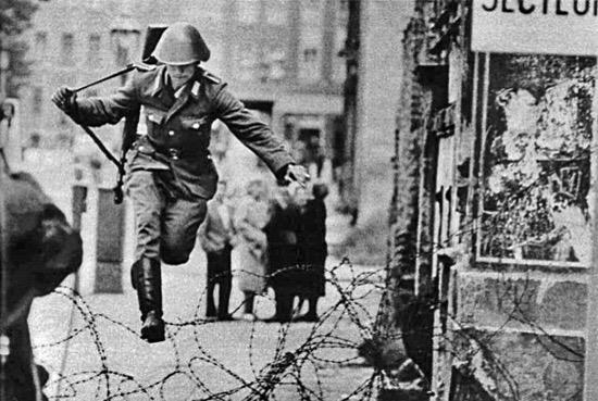 Bekijk bron 5 en beantwoord vraag 0 Bron 5: Oost-Duitse soldaat vlucht naar West-Berlijn 0 Waarom vluchtten veel