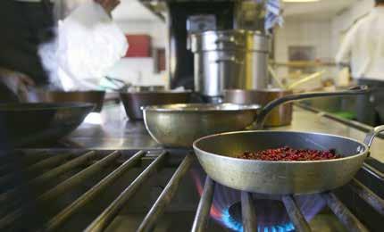 Dringend! Wat en hoe Uitleg Je winst! Koffie over? Laat hem niet op de warme koffiezetmachine staan, maar giet hem in de thermoskan. Laat de dampkamp niet langer werken dan nodig.