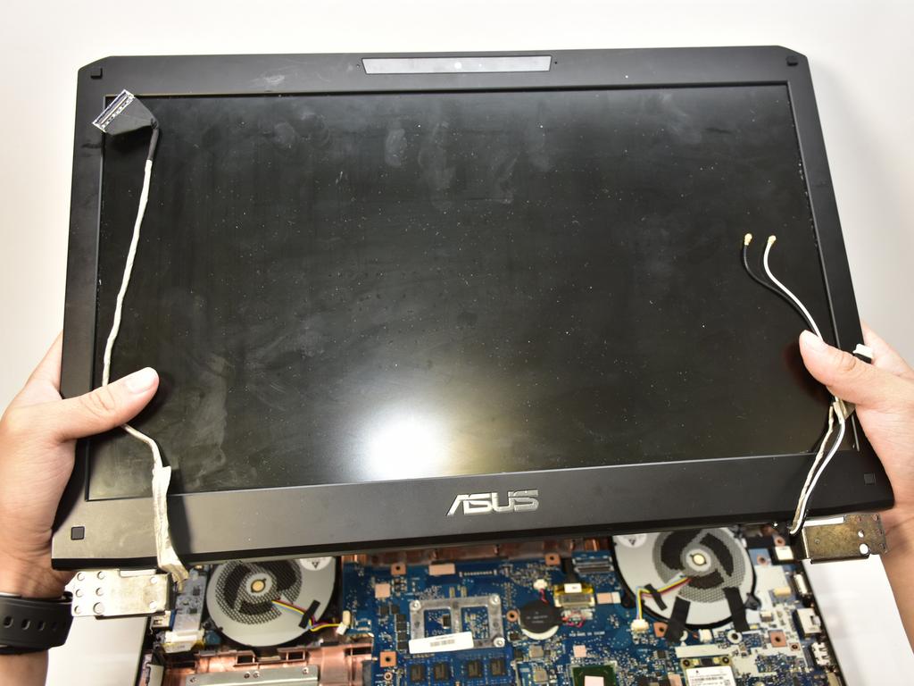 Koppel de kabel aan de rechterkant van de ventilator los door deze naar de achterkant van de laptop en uit de haven te schuiven.