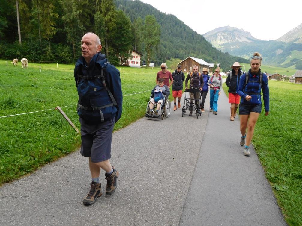 Groep 5 Freddy, Paul, Wanda, Frank, Rita, Gui, Hilde, Juanita en Pierre Tess, Lu, Lydia, Silke en Litje We vertrokken in het zonnetje richting Armengemach. Onderweg kwamen we een steile helling tegen.